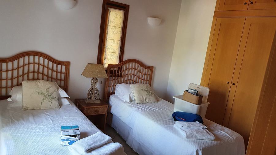 Schlafzimmer mit zwei Betten